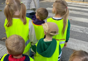 Nauczycielka i dzieci przed przejściem dla pieszych.