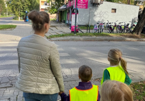 Dzieci przed przejściem dla pieszych.