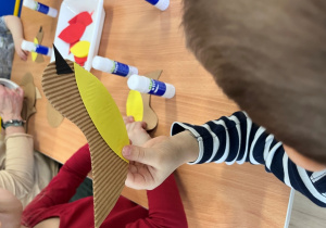 Dziecko prezentuje ptaszka.