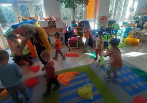 Zabawa z chusteczkami.