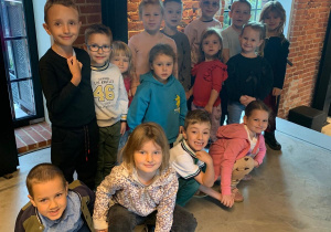 Dzieci czekają na wejście na widownię.