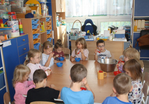 Dzieci jedzą sałatkę.