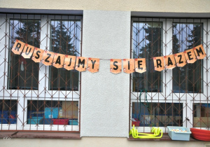 Napis ruszajmy się razem.
