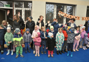 Uczestnicy pikniku śpiewają wspólnie piosenkę.