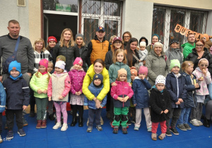 Uczestnicy pikniku wspólnie pozują do zdjęcia.