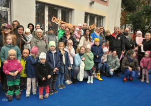 Uczestnicy pikniku wspólnie pozują do zdjęcia.