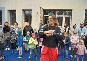 Dzieci uczestniczą w pokazie tanecznym.