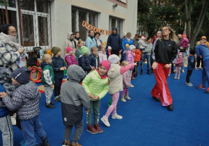Dzieci uczestniczą w pokazie tanecznym.