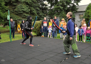 Dzieci oglądają walkę na szable.