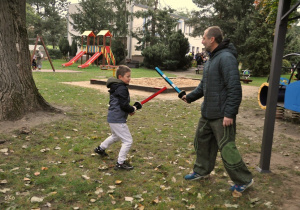 Dziecko w walce na szable.
