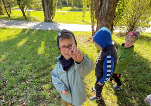 Chłopiec pokazuje kasztan.