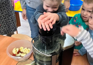 Dziewczynka naciska tłok sokwirówki.