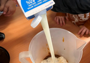 Doolewanie mleka do masy sliwkowej.