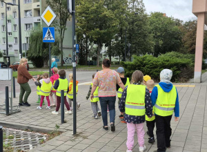Dzieci razem z nauczycielkami idą na skrzyżowanie