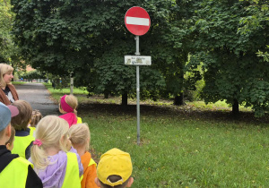Dzieci rozpoznają znak drogowy.