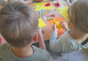 Dzieci wykonują pracę plastyczną.