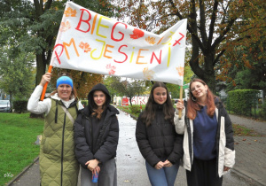 Dziewczyny trzymają transparent.