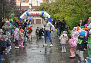 Trenerka prowadzi rozgrzewkę.