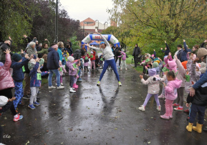 Trenerka prowadzi rozgrzewkę.