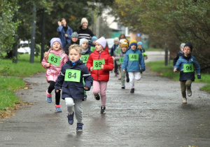 Pięciolatki biegną w wyścigu.