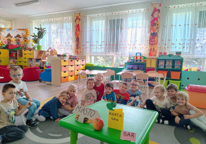 Dzieci oglądają teatrzyk pt "Entliczek Pentliczek".