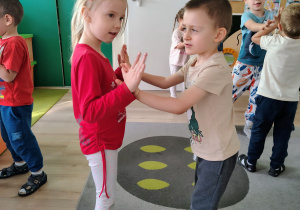Dzieci tańczą w parach.