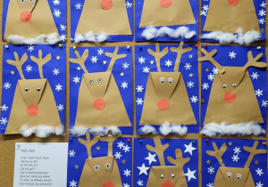 Prace plastyczne - Renifery na niebieskim tle.