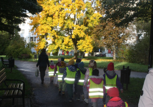 Dzieci spacerują po parku.