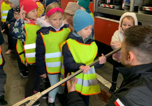 Dzieci oglądają sprzęt strażacki.