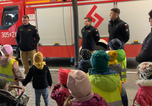 Panowie strażacy opowiadają o swojej pracy.