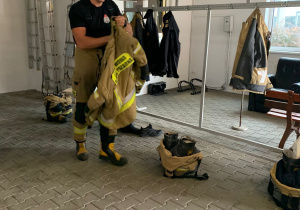 Pan strażak szykuje się na akcję.