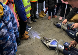 Dzieci oglądają sprzęt strażacki.