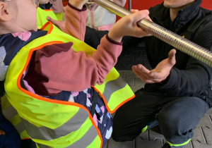 Dzieci oglądają sprzęt strażacki.