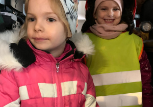 Dzieci zwiedzają samochód straży.