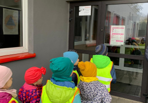 Dzieci czekają na wejście do remizy strażackiej.