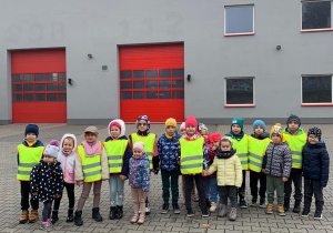 Dzieci czekają na wejście do remizy strażackiej.