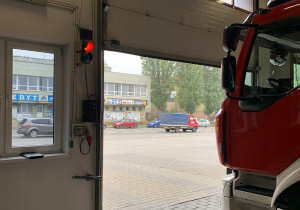 Samochód strażacki wyjeżdża na akcję.