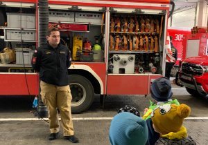 Dzieci oglądają sprzęt strażacki.