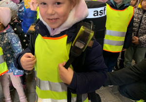 Dzieci zakładają butlę z powietrzem.