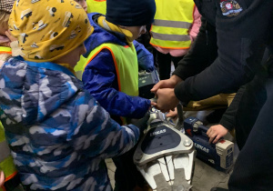 Dzieci oglądają sprzęt strażacki.