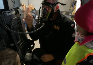 Dzieci oglądają sprzęt strażacki.