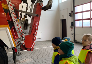 Dzieci oglądają sprzęt strażacki.