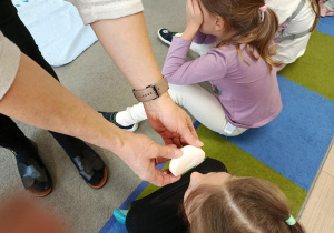 Pani trzyma mydło, dziecko wącha.