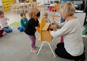 Dziecko sprawdza dotykiem korzystając z magicznej skrzynki.