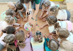 Pani pokazuje brokat.