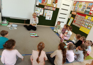 Pani czyta opowoadanie.