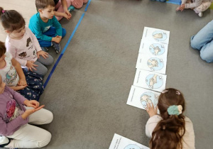 Dzieci układają historyjkę o myciu rąk.