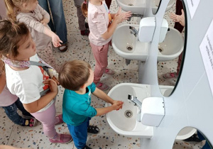 Dzieci myją ręce w łazience.