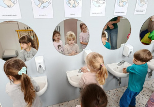 Dzieci myją ręce w łazience.