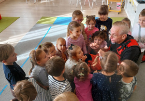 Ratownik medyczny wśród dzieci.